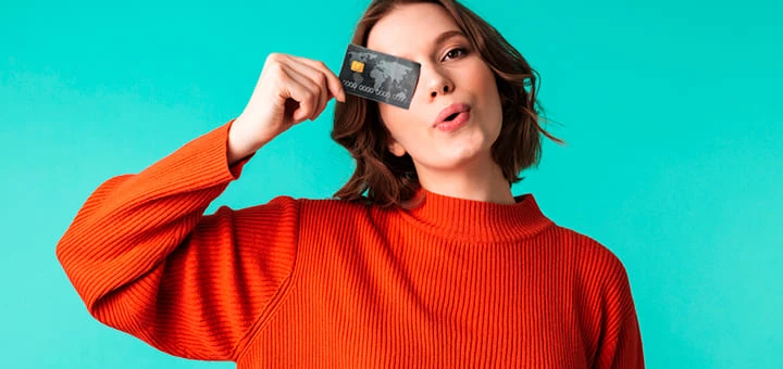 mujer con tarjeta de credito